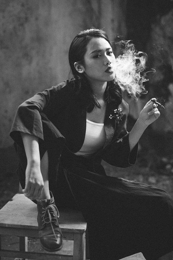 女人烟雾缭绕的图片图片