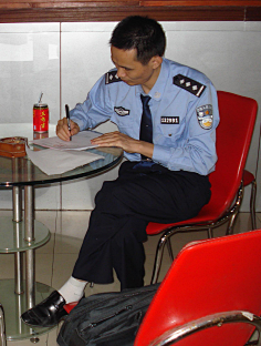 白袜皮鞋警察图片