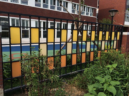 简单大气的幼儿园围墙图片