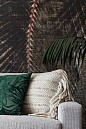 Ambiance Tropical pour ce salon avec un canapé sobre, une tapisserie au mur imprimé palmier et des coussins au style ethnique et imprimé palmier vert sapin #zuiver #mondesign #design #interiordesign #livingroom #salon #tropical #jungle #palmtrees #palm