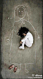 这是一个孤儿院的孩子，她在地板上画了个妈妈，想象着，在妈妈温暖的怀抱里睡着了。这是伊朗女艺术家拍的一家伊拉克孤兒院的场景，令无数人心碎。渴望爱，渴望妈妈温暖的怀抱，在渴望中，她睡去。