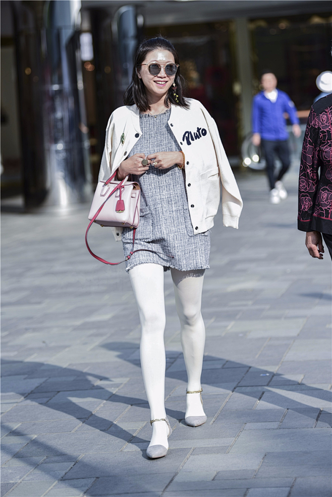 街拍联盟白色丝袜长腿美女素净的感觉很有仙气搜狐大视野搜狐新闻