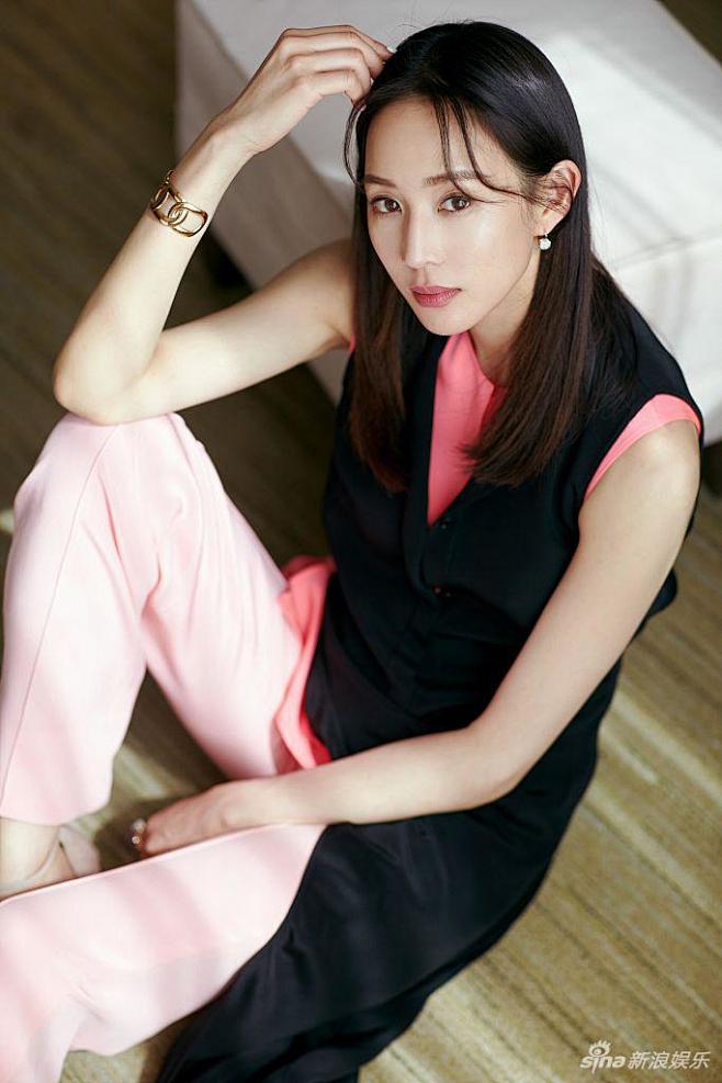 组图:张钧宁穿粉色喇叭裤明媚动人 身材修长干