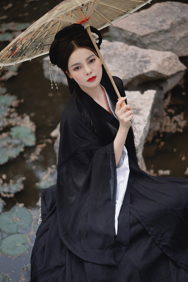 弯似蹙非蹙罥烟眉一双似喜非喜含情目