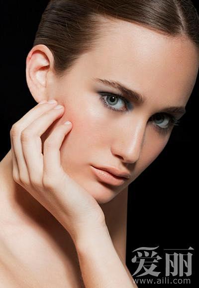 欧美特写女模特素材警惕夏日常见肌肤问题3脸部暗沉出油警惕夏日常见