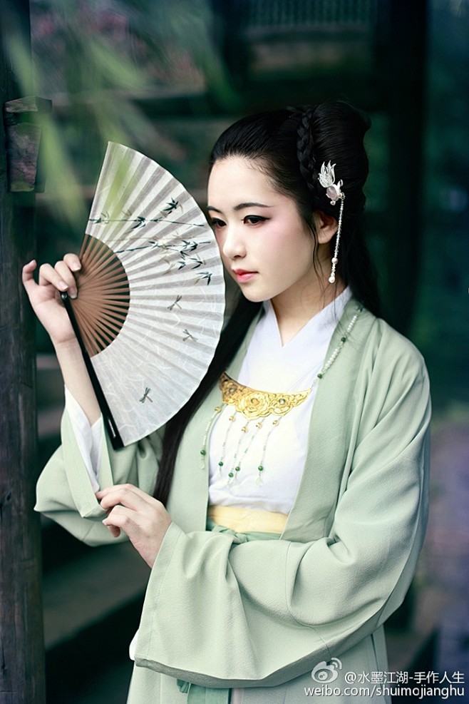 醉扶归汉服外景酒面低迷翠被重黄昏院落月朦胧