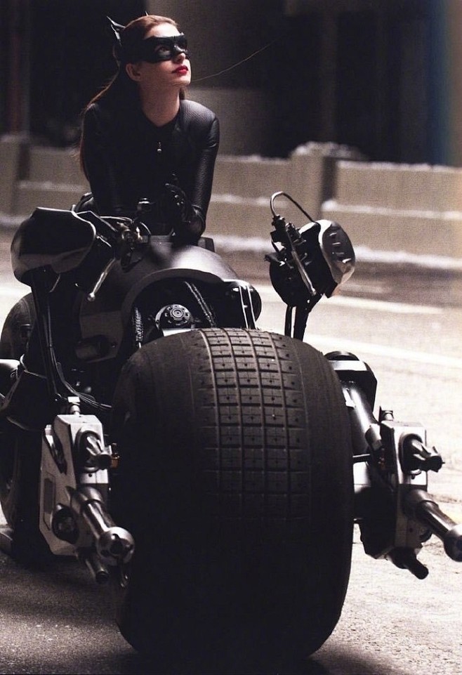 蝙蝠侠猫女骑摩托图片