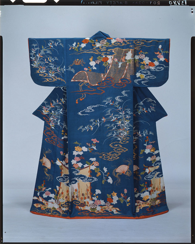 纳戸缩缅地御廉几帐秋草模様小袖