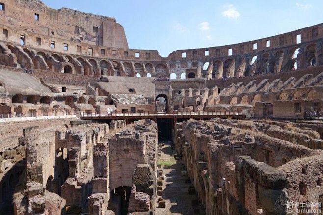 天气依然很热,来自世界各地的游客络绎不绝。