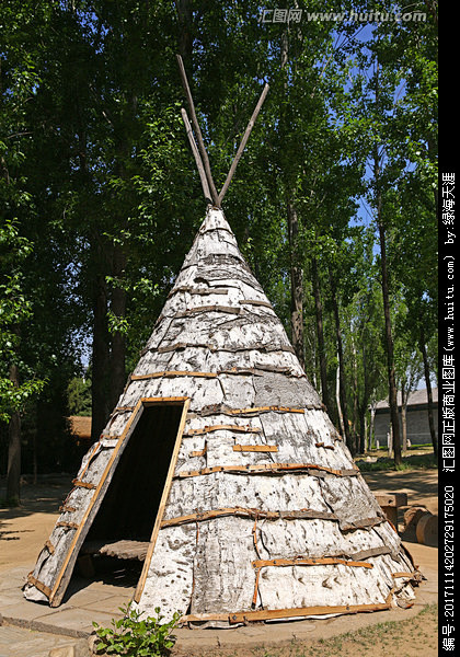 鄂伦春人居住的戳骡子桦树皮房