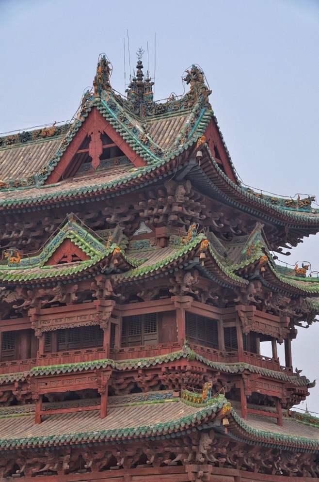 建筑三重檐歇山顶楼高25米造型别致楼身瓦件脊饰全为五颜六色的琉璃