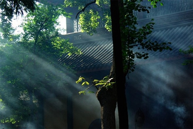 美丽的中国寺庙的早晨