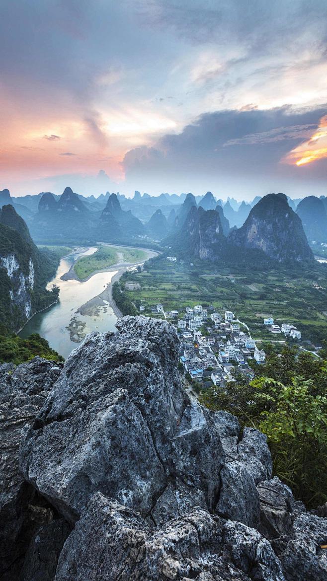 连绵起伏的山峦