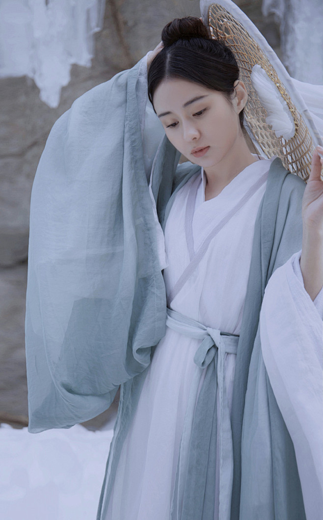 雪山之上银装素裹白衣美人郑合惠子仙气缥缈古装写真
