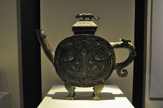 春秋早期龙纹扁盉