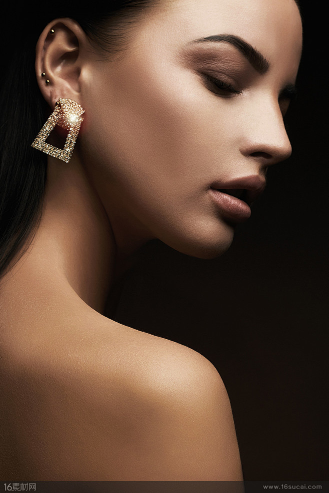 戴着闪耀耳环的美女侧面高清图片