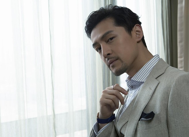 组图:胡歌身穿灰色西装更显成熟稳重 自曝想拍