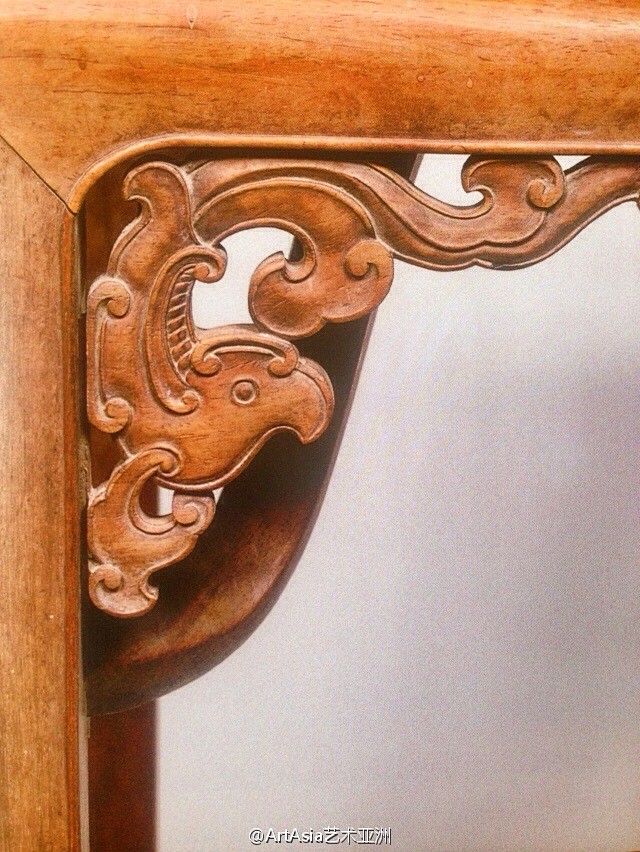 是一种不用横枨加固腿足的榫卯结构,霸王枨上端托着桌面的穿带