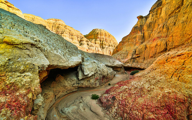 雅丹地貌是一种典型的风蚀地貌又称风蚀垄槽喜欢这样的自然美景就赶紧