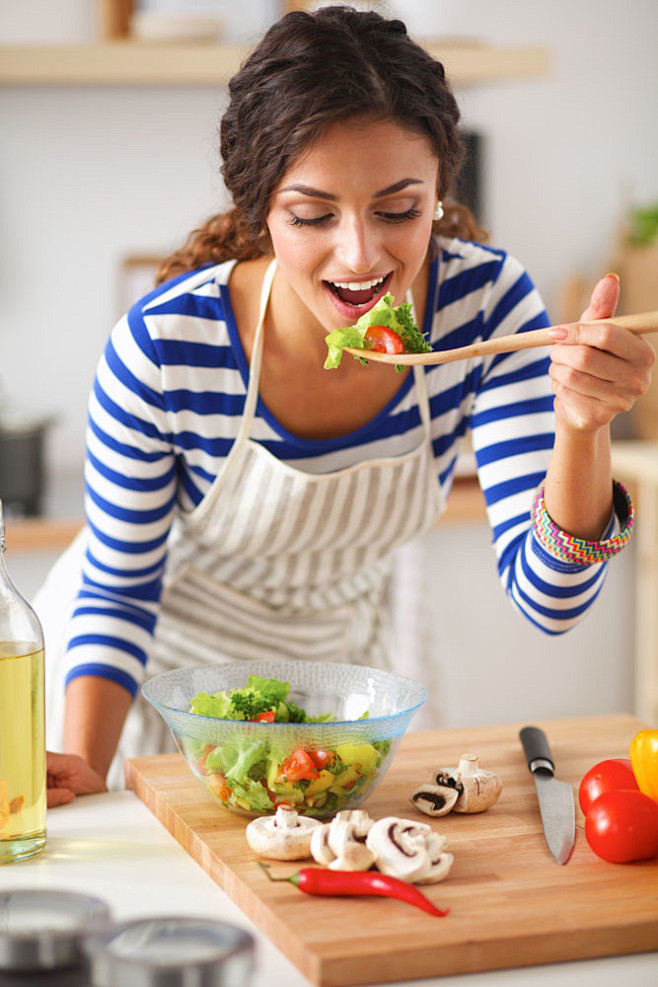 吃蔬菜沙拉的美女图片