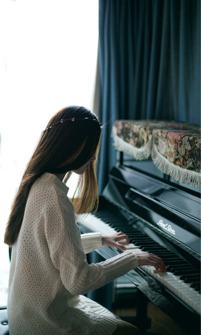 弹钢琴的淑女图片图片
