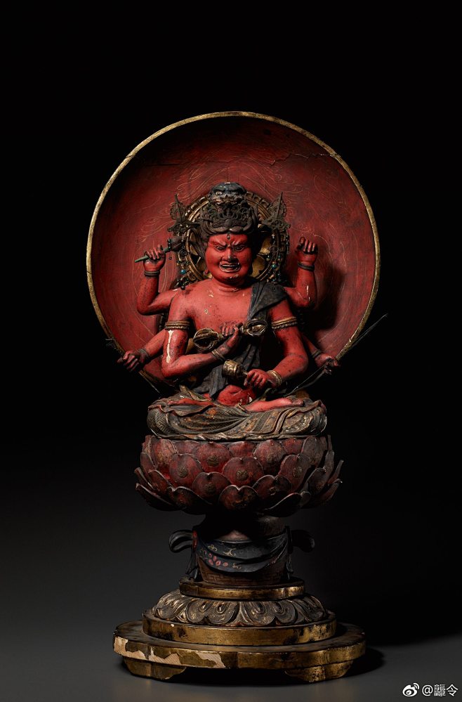 一尊室町时代的木雕彩绘佛像背光底座鎏金雕的是爱染明王是佛教密宗的