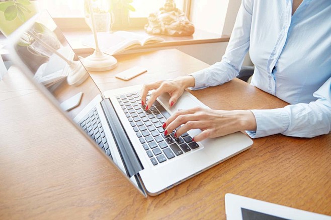 操作笔记本电脑的商务人士高清图片