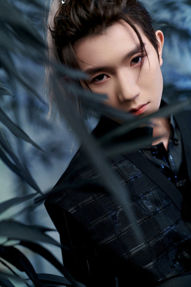 人像特写王源飘染白发高马尾竹林