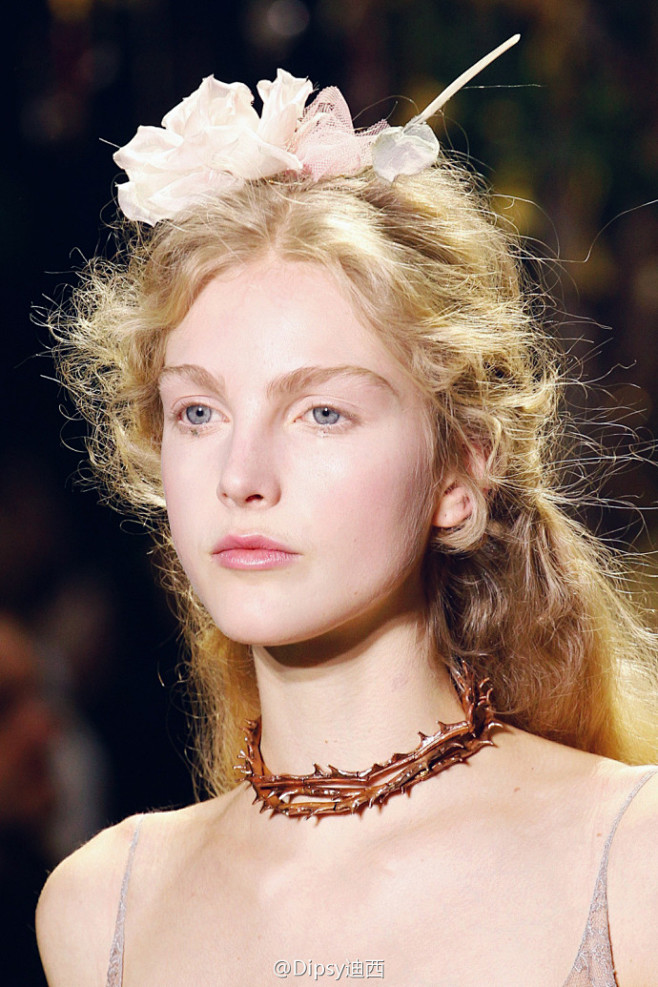 昨天dior高定秀场的林间仙子除了仙衣仙裙外头饰成为