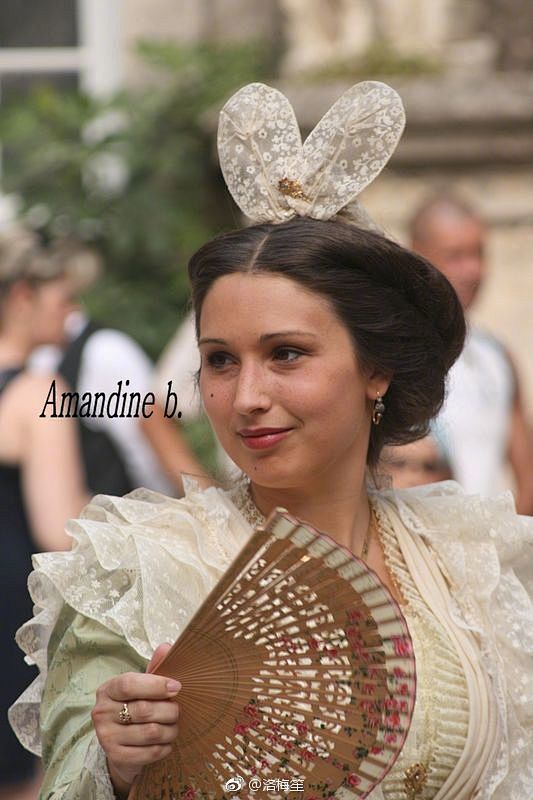 法国阿尔勒地区的传统服装gansé头上有非常可爱的小兔子一样的雷丝发