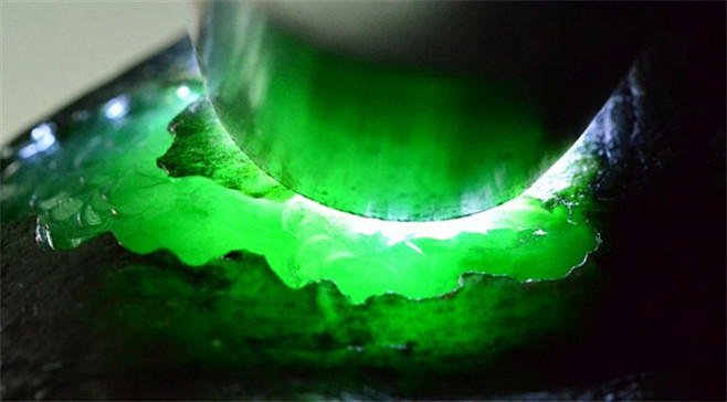 玻璃种帝王绿翡翠原石