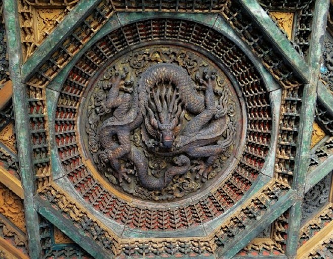 建筑藻井之美藻井是常见于汉族宫殿坛庙建筑中的室内顶棚的独特装饰