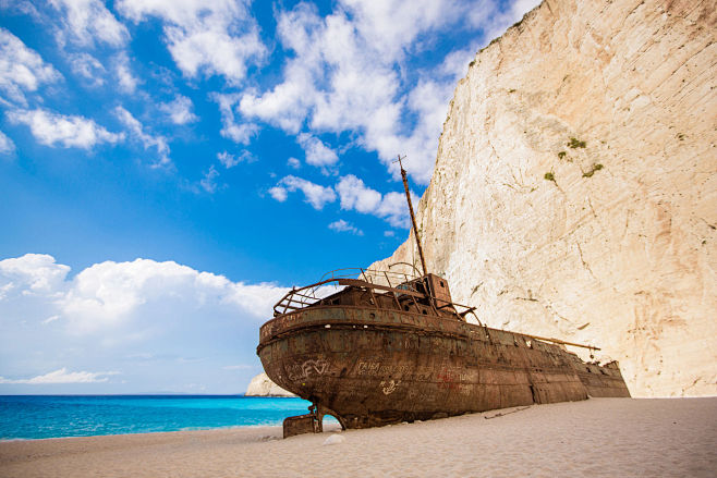 shipwreck on the lon.