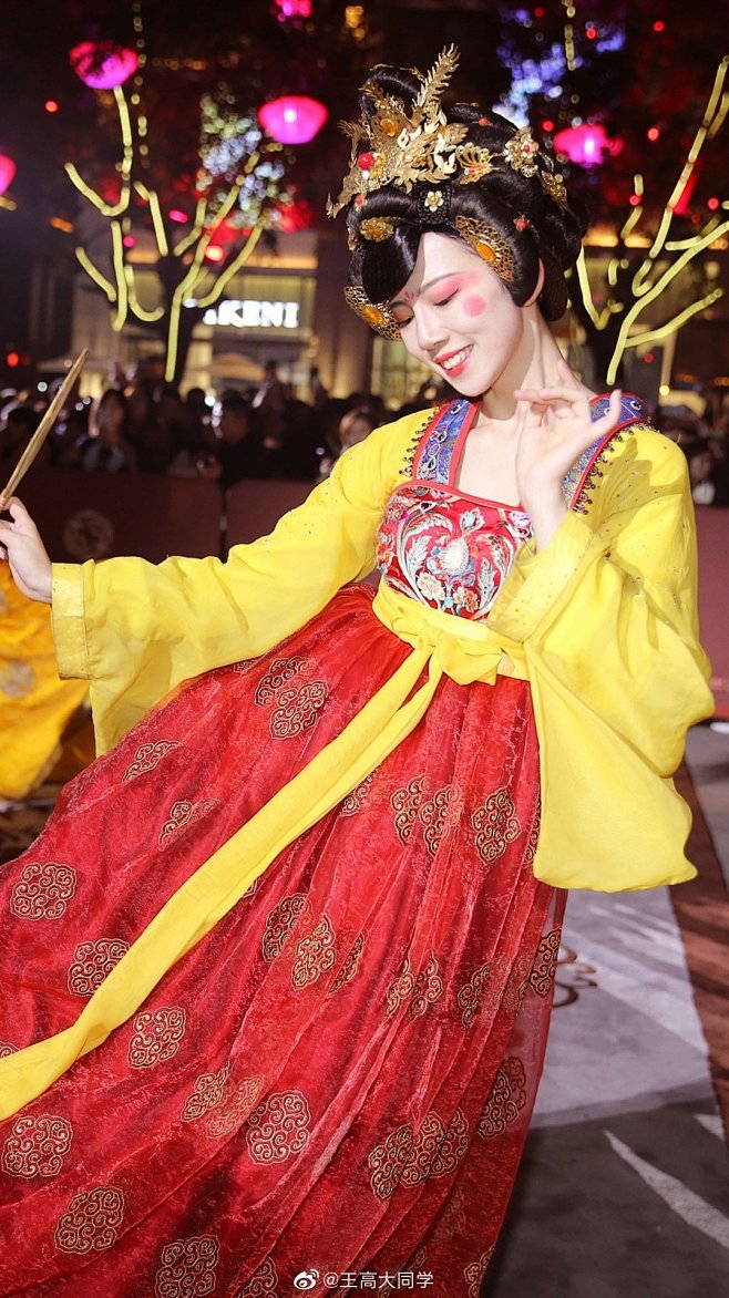 大唐不夜城不倒翁小姐姐皮卡晨