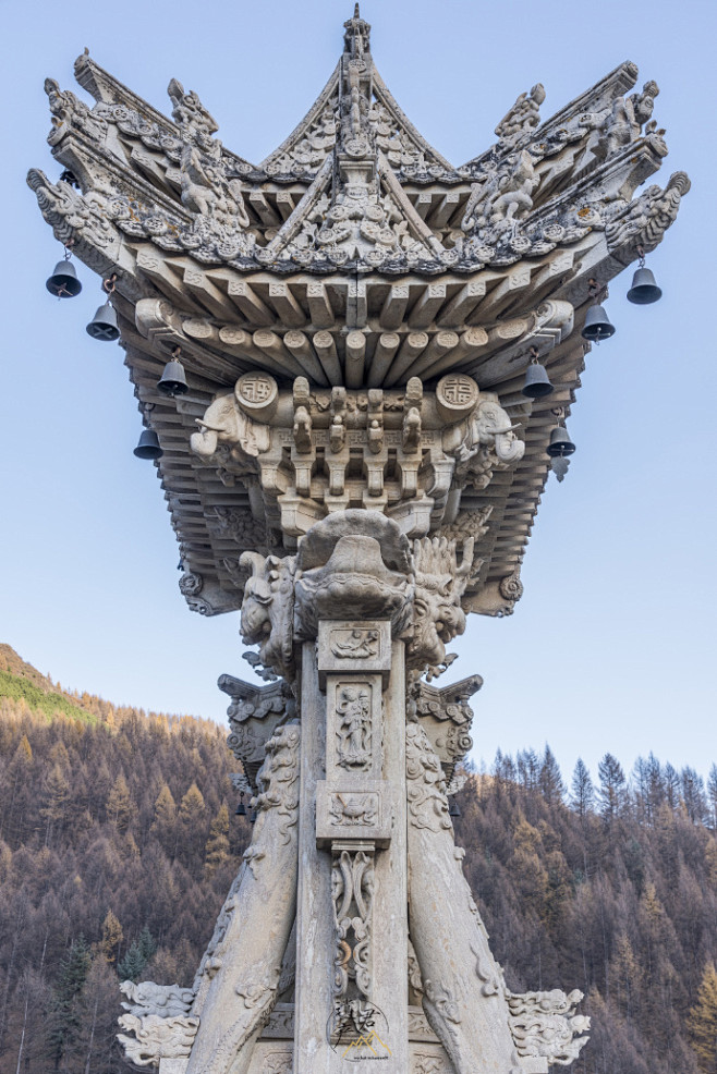 五臺山龍泉寺石牌樓龍泉寺以石雕精美著稱寺廟各處的石雕構件非常精美