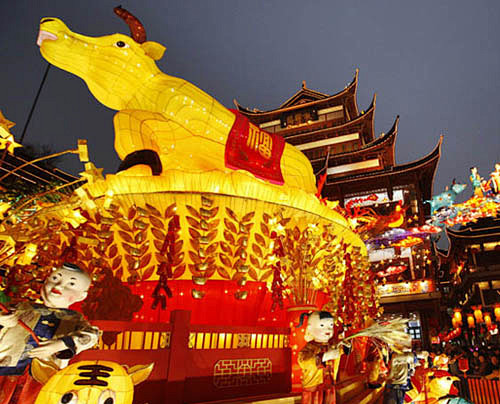 2009年上海豫园元宵灯会正式亮灯牛气冲天