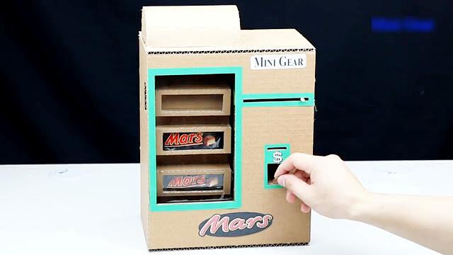 用纸板制作的巧克力棒自动售货机这些功能也挺有趣的
