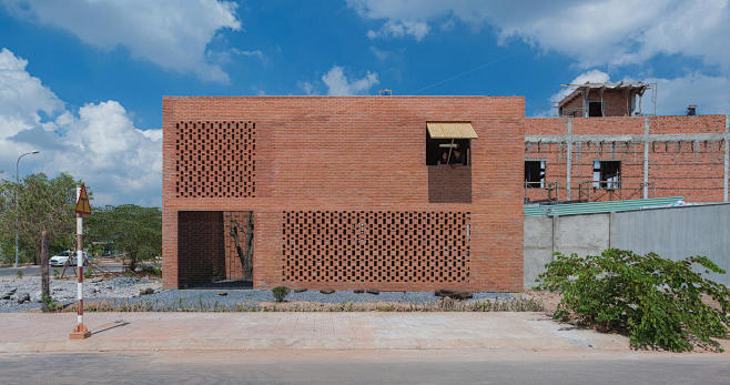 光影交错的越南砖墙住宅建筑学院