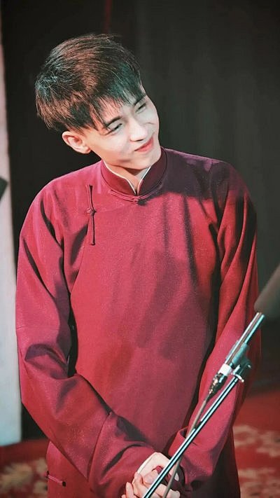 秦霄贤红大褂壁纸