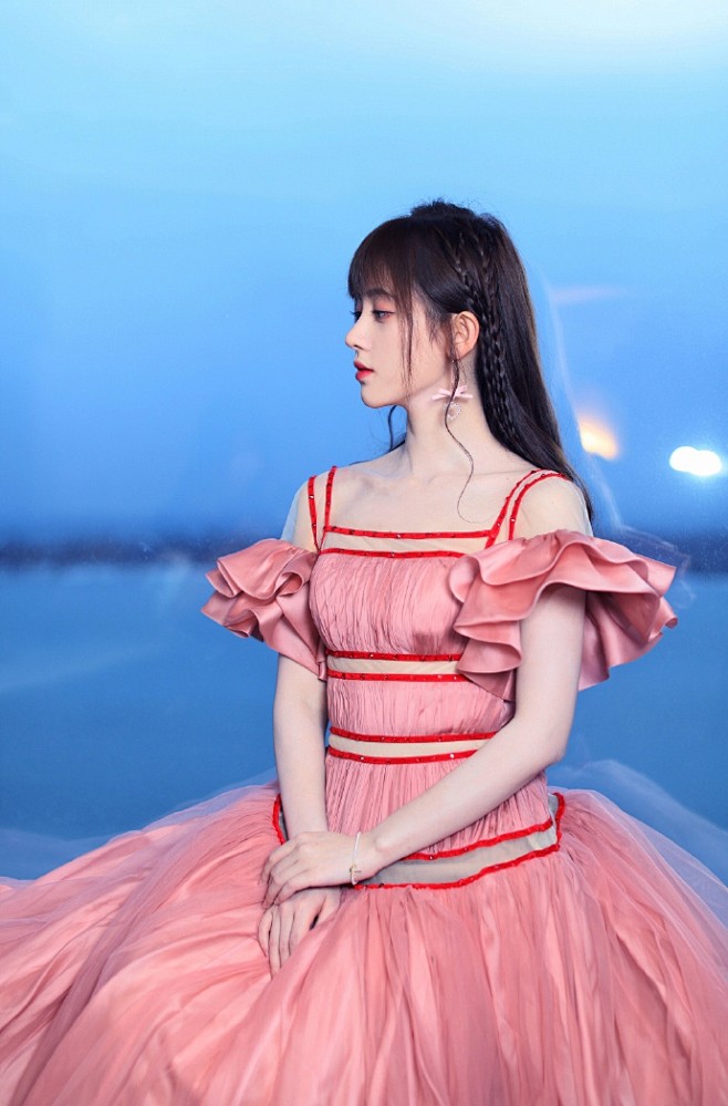 眉眼温柔 : 近日,鞠婧祎工作室晒出她在多伦多美