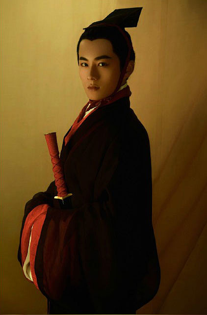 西汉装束长冠袀玄绛缘领袖中衣绛裤袜