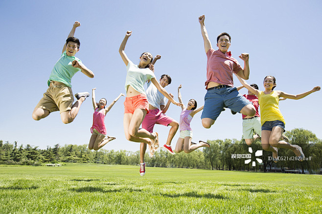 兴奋地跳起来的年轻男女