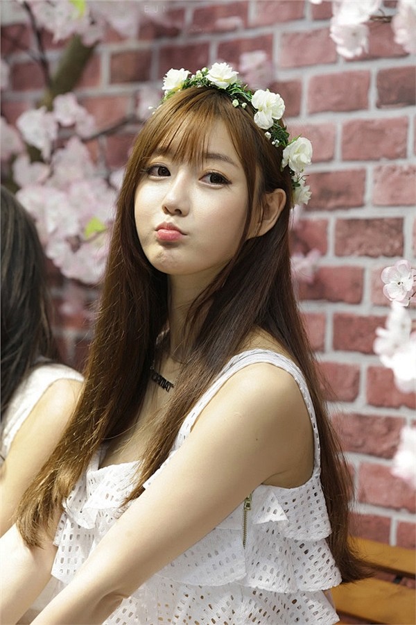 20:40:49超清纯可爱美女生活照 嘟小嘴卖萌迷倒宅男真人 婚纱香榭丽舍