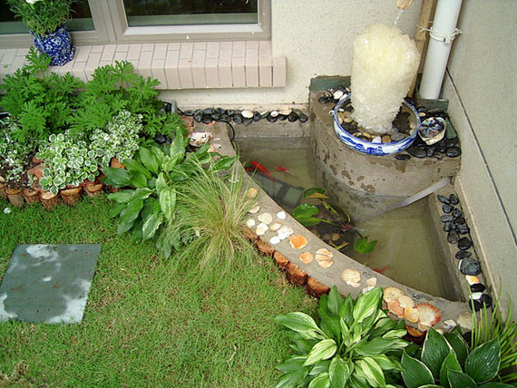 在屋外的墙角处设计一个小鱼池既利用了空间又增加了一处美景