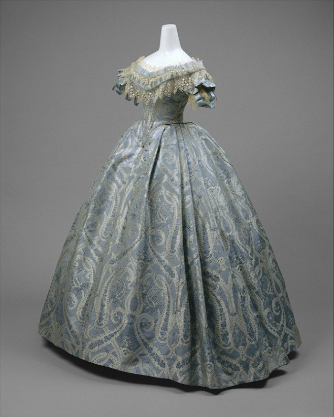 服装晚装1860年美国浅蓝与银色丝绸长裙花纹古典美丽领口用蕾丝和蓝色