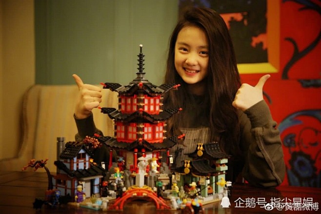 孙莉晒大女儿弹钢琴视频,多多俏皮对妈妈扮鬼