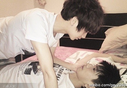 了一场惊心动魄。溺水的他被高大英俊的男人救