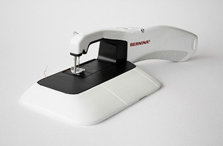 手持移动缝纫机。这款电动缝纫机既可以平稳地