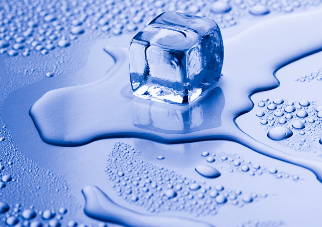 晶莹透亮的冰块背景