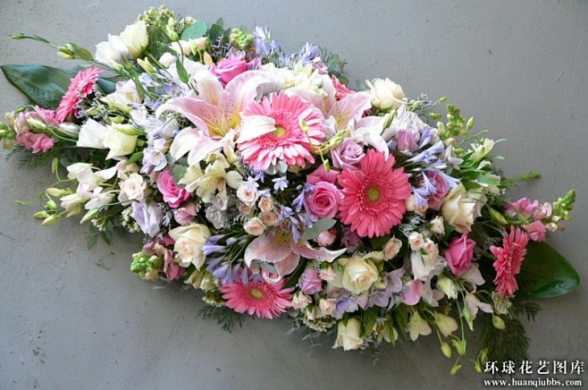 花材丰富的椭圆形会议桌花非国产会议与商务花艺作品环球花店花艺网